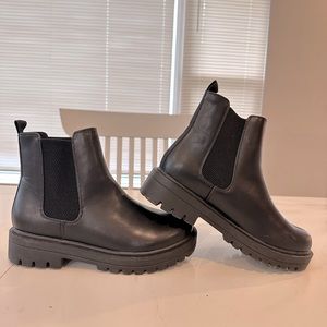 Women’s Black Leather Chelsea Boots